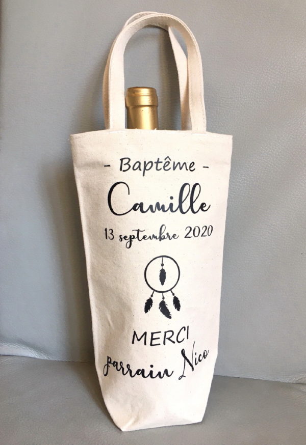 Le Sac à bouteille personnalisé Cadeau invité est un sac cadeau pour bouteille personnalisable avec le prénom ou surnom de votre choix.