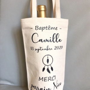 Le Sac à bouteille personnalisé Cadeau invité est un sac cadeau pour bouteille personnalisable avec le prénom ou surnom de votre choix.
